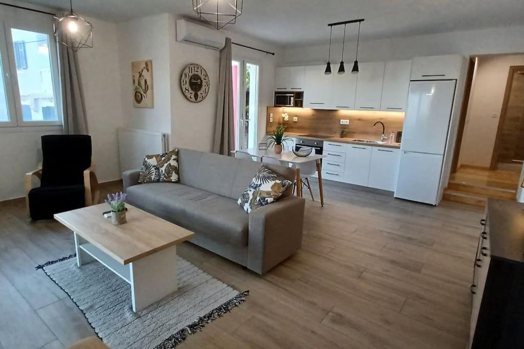 Seaview Luxury Apartment Mytilene ภายนอก รูปภาพ